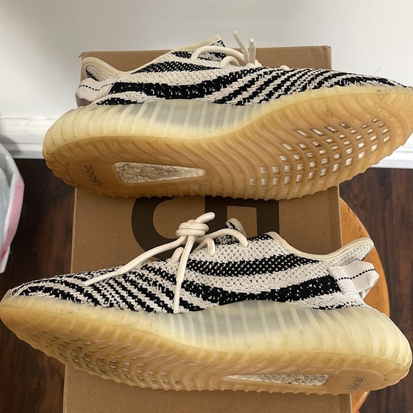 A pair of used Yeezy zebras 350 V2’s 2017 edition - Picture 4 of 8
